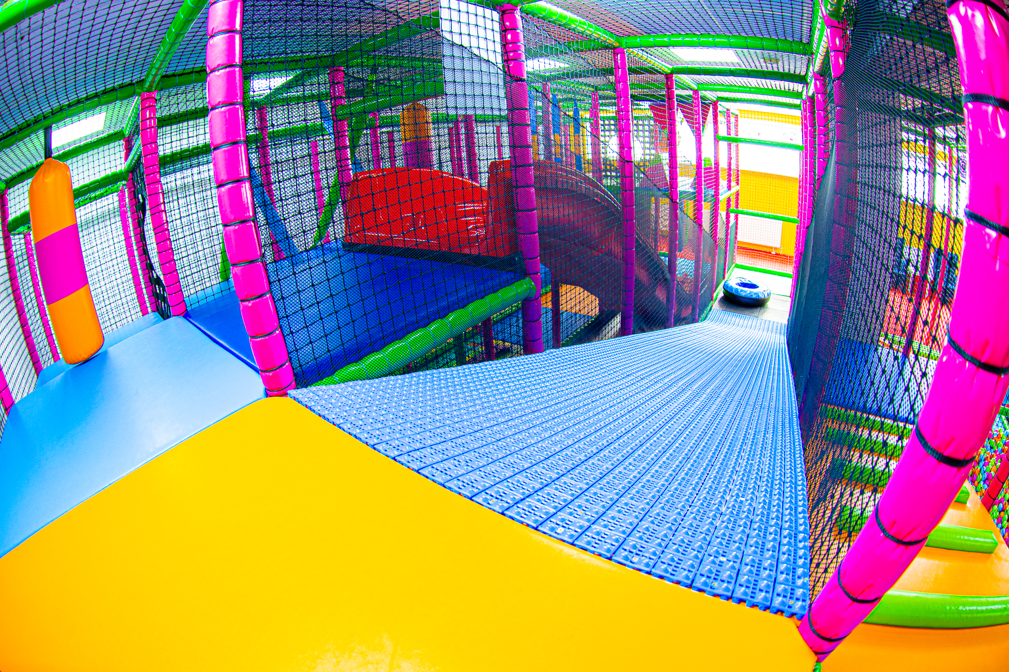 Promenades en toboggan et en ponton